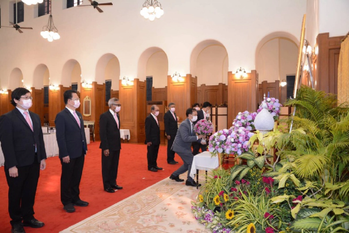 ศูนย์วิทยาศาสตร์ฮาลาล จุฬาฯ ทูลเกล้าฯ ถวายแจกันดอกไม้ และลงนามถวายพระพรสมเด็จพระกนิษฐาธิราชเจ้า กรมสมเด็จพระเทพรัตนราชสุดาฯ สยามบรมราชกุมารี ให้ทรงมีพระพลานามัยแข็งแรง