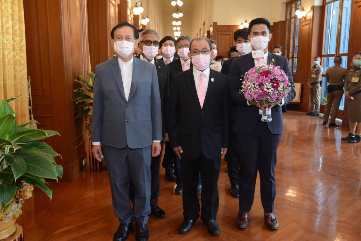 ศูนย์วิทยาศาสตร์ฮาลาล จุฬาฯ ทูลเกล้าฯ ถวายแจกันดอกไม้ และลงนามถวายพระพรสมเด็จพระกนิษฐาธิราชเจ้า กรมสมเด็จพระเทพรัตนราชสุดาฯ สยามบรมราชกุมารี ให้ทรงมีพระพลานามัยแข็งแรง