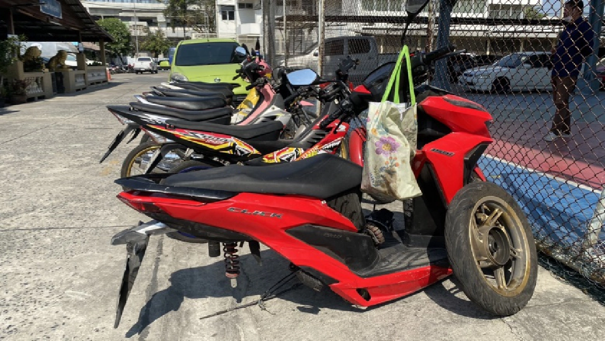 ตร.บางเขนจับ 2 โจรงัดรถ ผงะ 65 เล่มทะเบียน 28 กุญแจ 7 ป้ายจยย. 