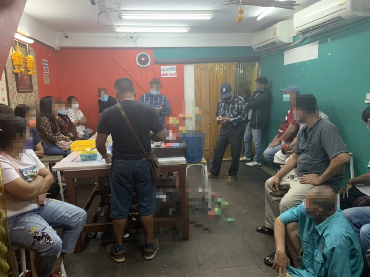 ตำรวจสำราญราษฎร์ ทลายบ่อนไฮโลจับนักเล่น 21 คน ฝ่าฝืนพรก.ฉุกเฉิน