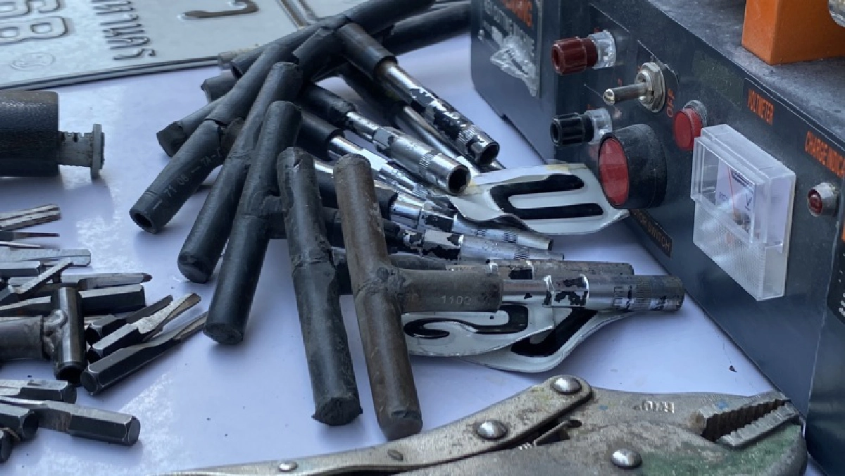 ตร.บางเขนจับ 2 โจรงัดรถ ผงะ 65 เล่มทะเบียน 28 กุญแจ 7 ป้ายจยย. 