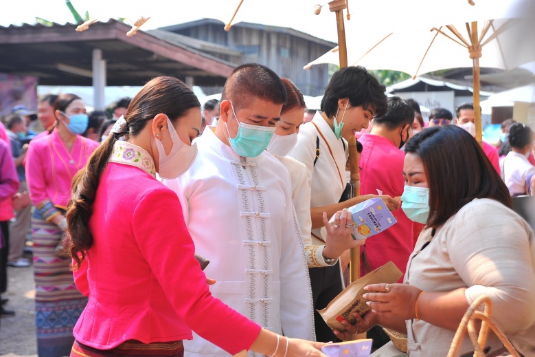 "รมช.ธรรมนัส" เปิดโครงการพัฒนาผลิตภัณฑ์เซรามิคจากดินดําท่าจำปี สร้างงาน สร้างอาชีพ สร้างรายได้ ชาวจ.พะเยา
