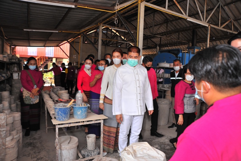 "รมช.ธรรมนัส" เปิดโครงการพัฒนาผลิตภัณฑ์เซรามิคจากดินดําท่าจำปี สร้างงาน สร้างอาชีพ สร้างรายได้ ชาวจ.พะเยา