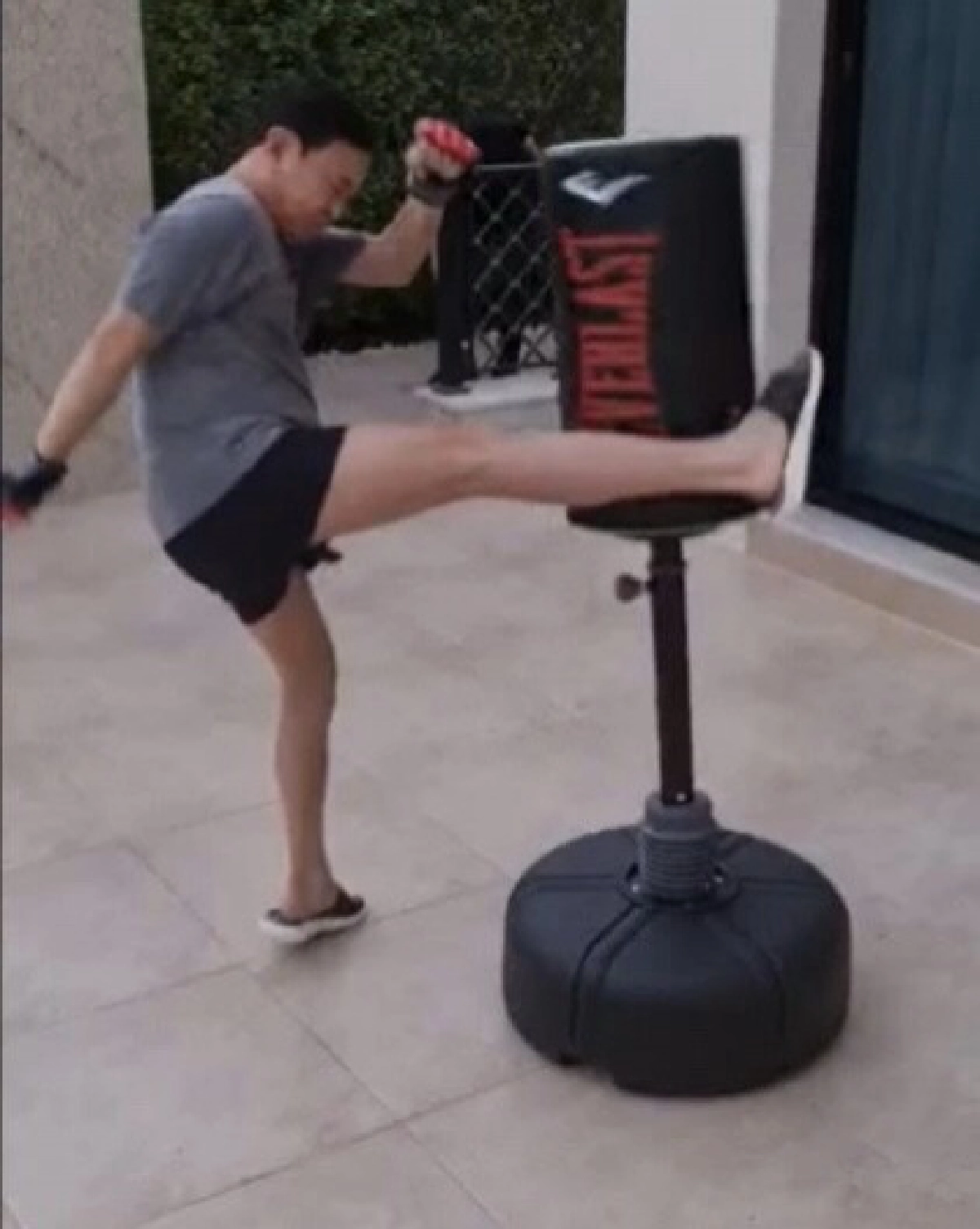 'แม้ว' โชว์ฟิตปลุกเพื่อไทยยุค 'ปูแดง' 