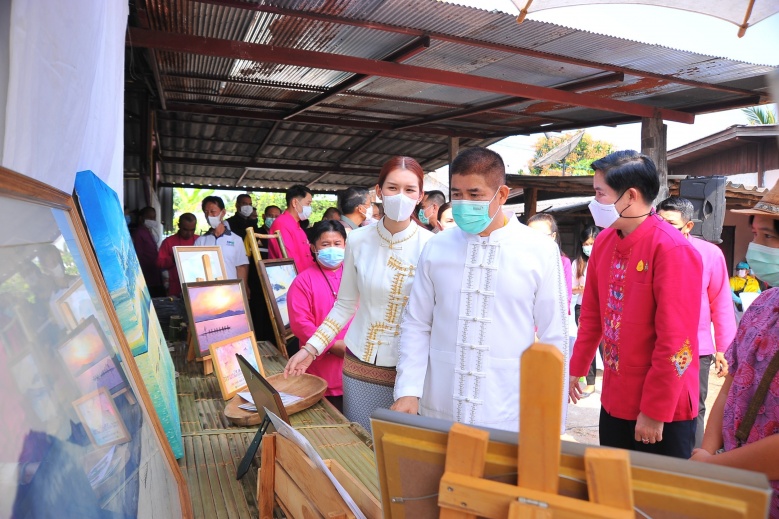 "รมช.ธรรมนัส" เปิดโครงการพัฒนาผลิตภัณฑ์เซรามิคจากดินดําท่าจำปี สร้างงาน สร้างอาชีพ สร้างรายได้ ชาวจ.พะเยา