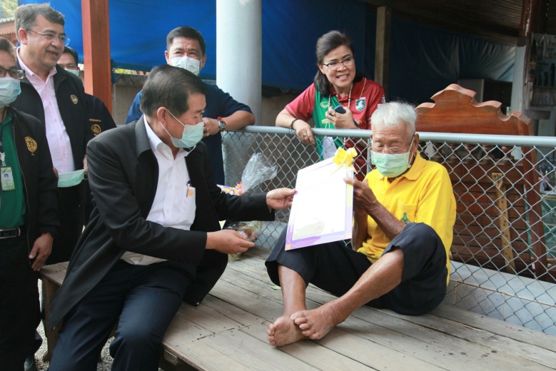 'ยาย - ตา' จ.แพร่ ซึ้งใจ รัฐมนตรีฯนิพนธ์ นำโฉนดฯมอบถึงบ้าน หลังรอมาหลายสิบปี