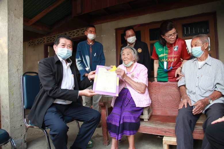 'ยาย - ตา' จ.แพร่ ซึ้งใจ รัฐมนตรีฯนิพนธ์ นำโฉนดฯมอบถึงบ้าน หลังรอมาหลายสิบปี