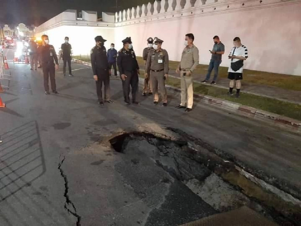 ระทึก ถนนทรุดตัวข้างวัดพระแก้ว