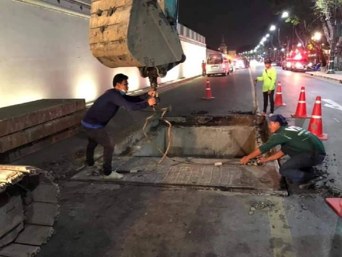 ระทึก ถนนทรุดตัวข้างวัดพระแก้ว