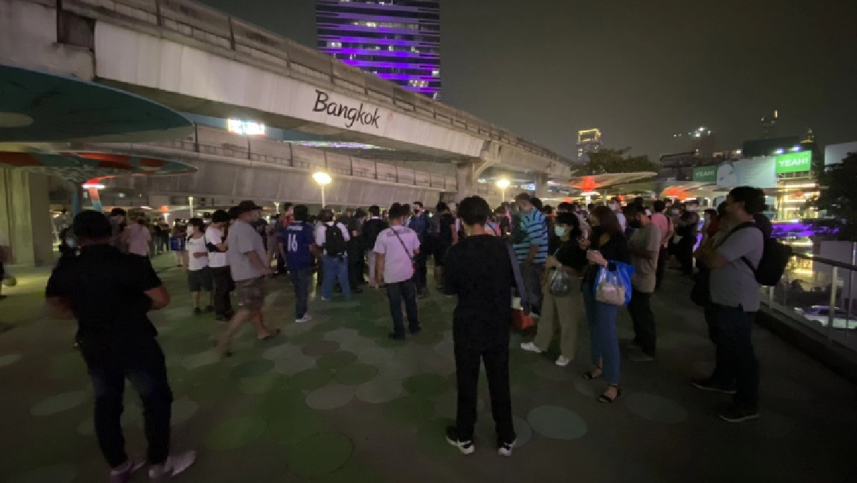 ผู้ชุมนุมแน่นสกายวอลค์ หลัง 'รุ้ง ปนัสยา' ประกาศ 1 ชั่วโมง
