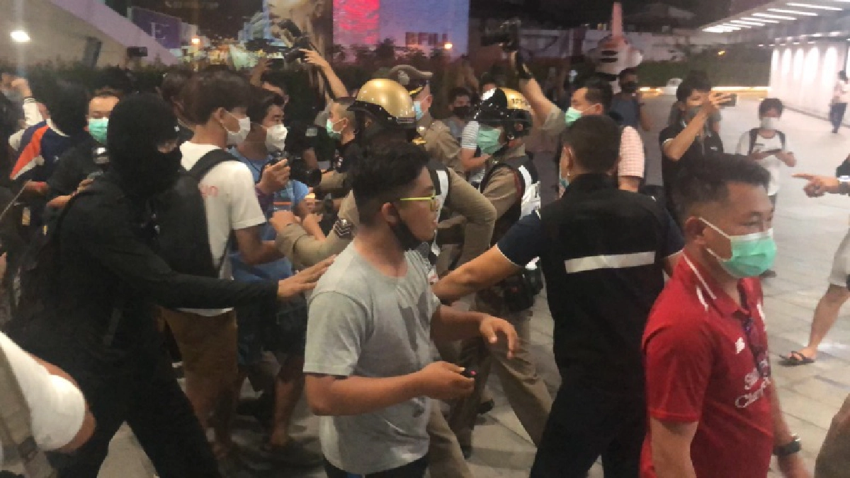 ผู้ชุมนุมแน่นสกายวอลค์ หลัง 'รุ้ง ปนัสยา' ประกาศ 1 ชั่วโมง