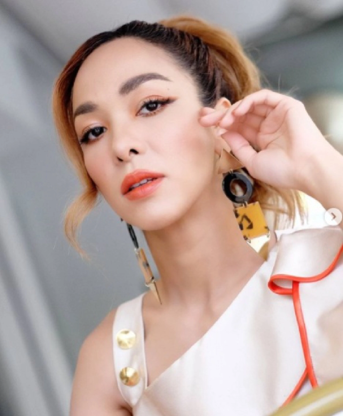 \"ซาร่า\" โพสต์ภาพปริศนา พร้อมแคปชั่น หลังปิดฉากรัก 14 ปี \"เต้ย ธโนทัย\"