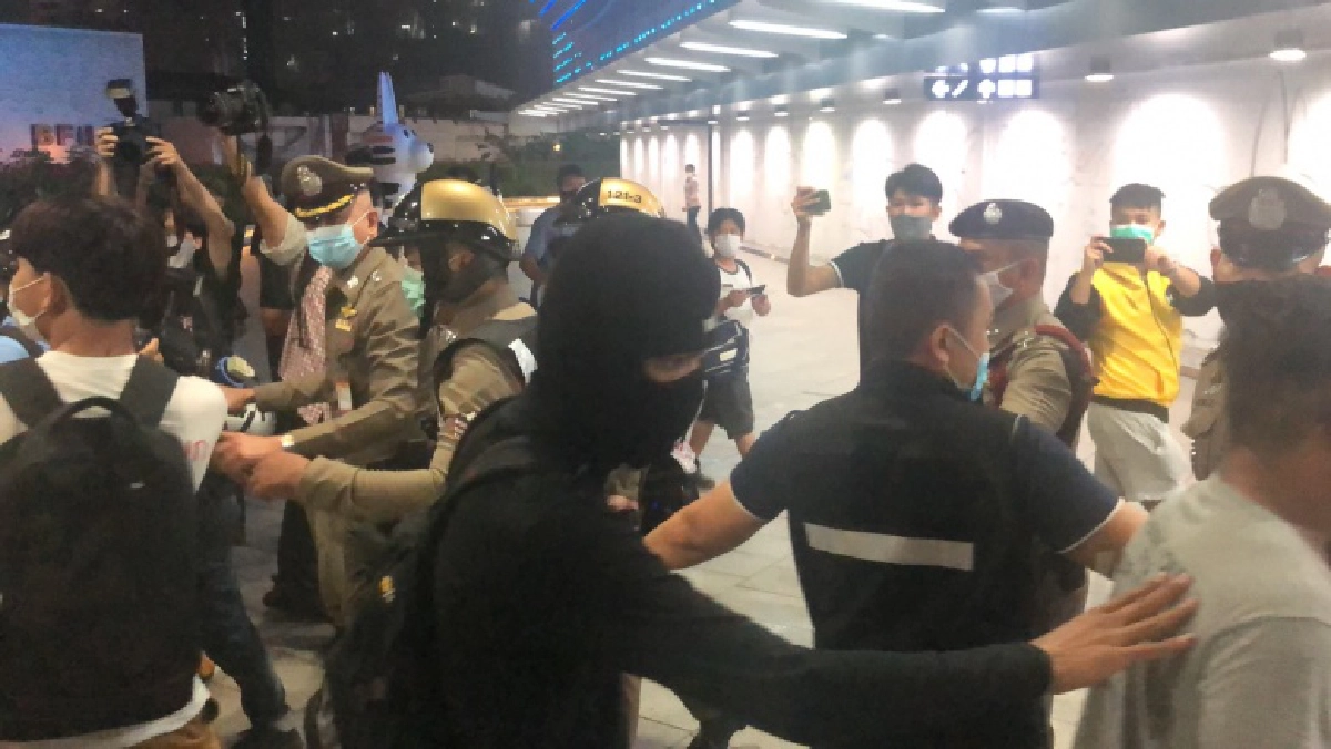 ผู้ชุมนุมแน่นสกายวอลค์ หลัง 'รุ้ง ปนัสยา' ประกาศ 1 ชั่วโมง