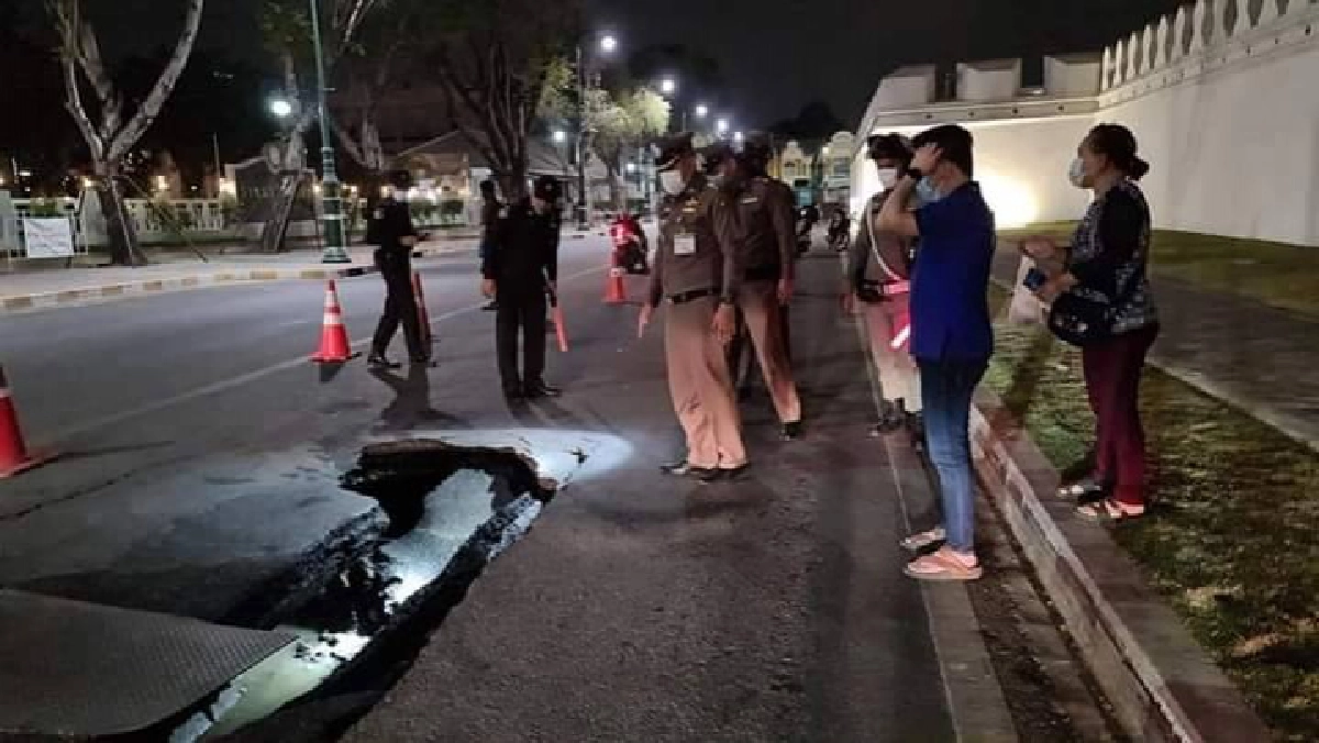 ระทึก ถนนทรุดตัวข้างวัดพระแก้ว