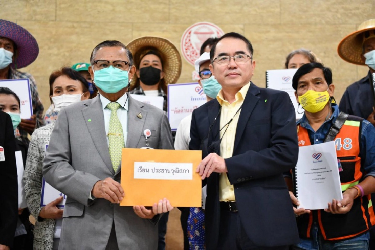 "กลุ่มไทยภักดี" ยื่นกว่า 1 แสนรายชื่อ คัดค้านแก้ มาตรา 112 