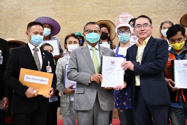 "กลุ่มไทยภักดี" ยื่นกว่า 1 แสนรายชื่อ คัดค้านแก้ มาตรา 112 