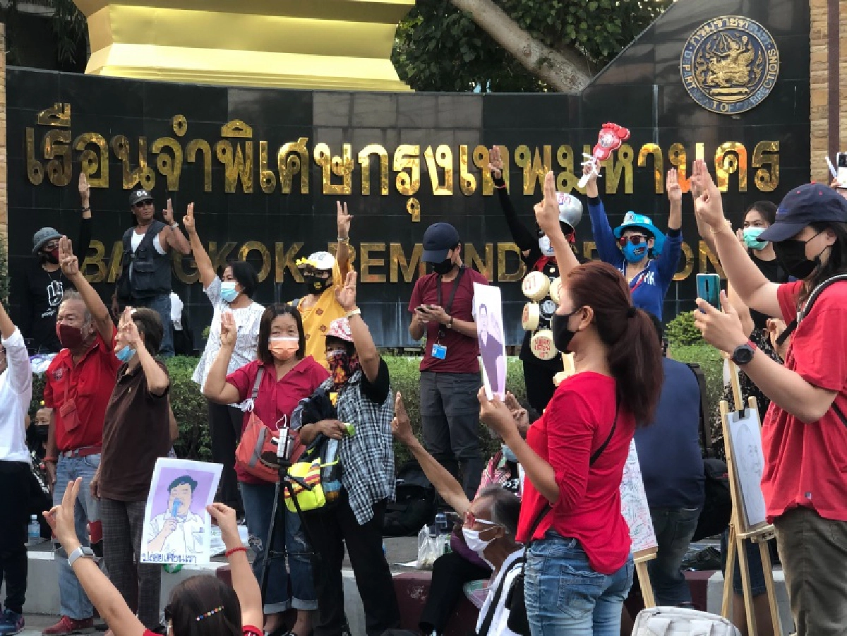 'ม็อบเครือข่ายรุ่นใหม่ นนฯ' โบกมือลา ศุกร์หน้าจะมาใหม่