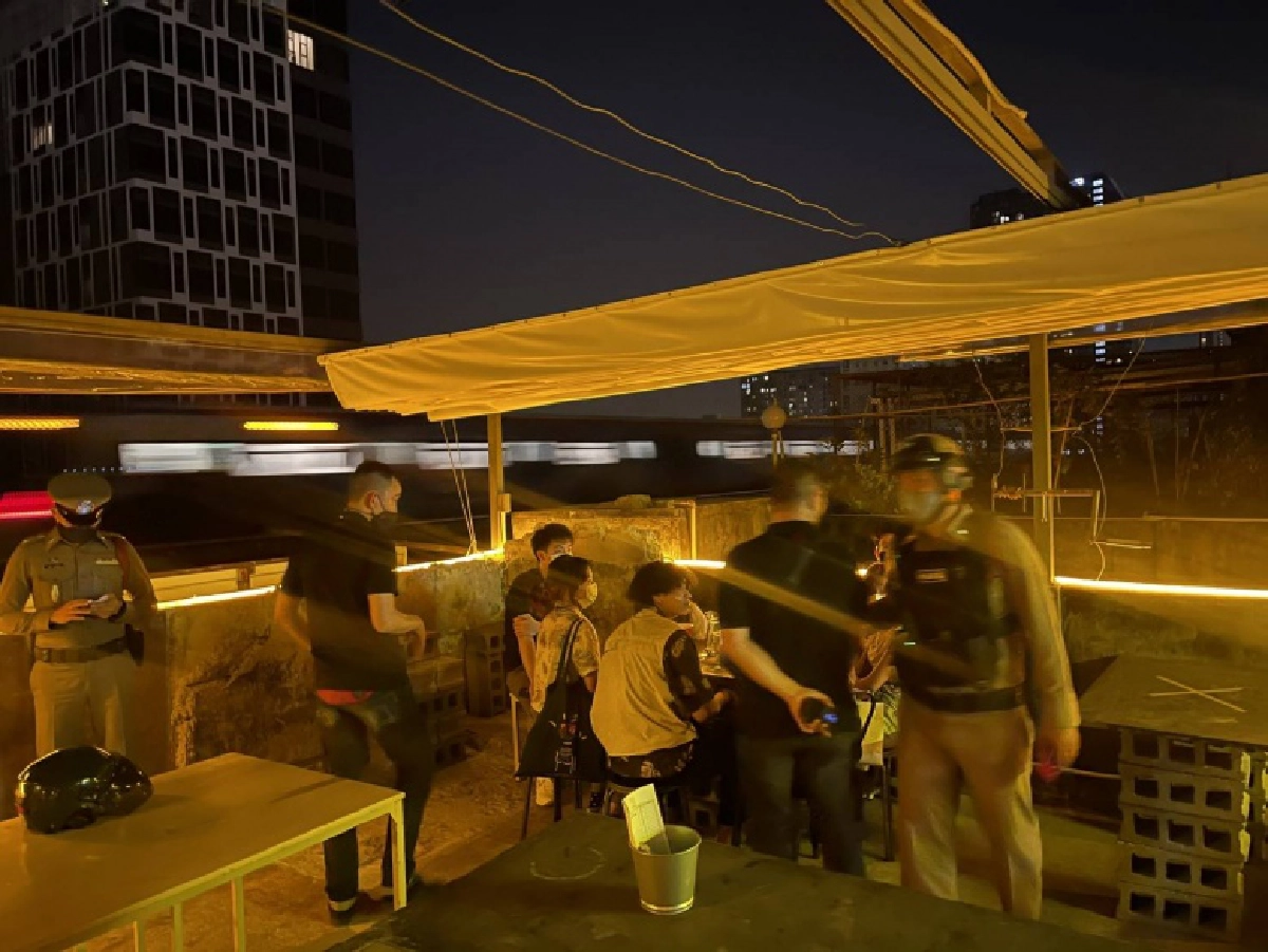 รวบ 13 ผตห. 'Yellows roof' เสิร์ฟเหล้านั่งชิล ฝืนพรก.ฉุกเฉิน