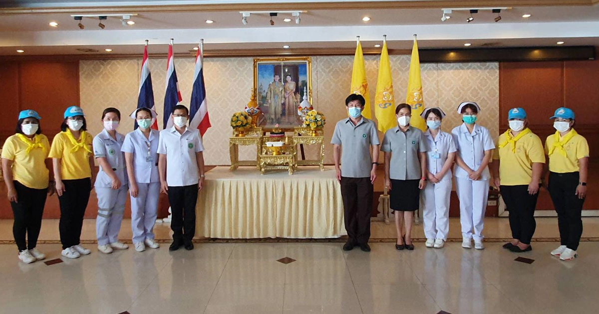 พระบาทสมเด็จพระเจ้าอยู่หัว และ สมเด็จพระนางเจ้าฯ พระบรมราชินี พระราชทานอาหาร แก่ผู้ปฏิบัติหน้าที่และผู้ได้รับผลกระทบโควิด 19 พระบาทสมเด็จพระเจ้าอยู่หัว และ สมเด็จพระนางเจ้าฯ พระบรมราชินี พระราชทานอาหาร แก่ผู้ปฏิบัติหน้าที่และผู้ได้รับผลกระทบโควิด 19