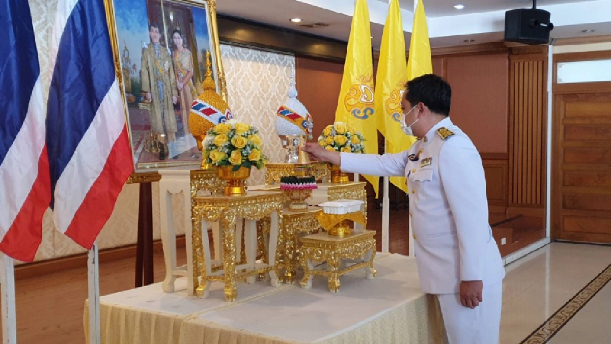 พระบาทสมเด็จพระเจ้าอยู่หัว และ สมเด็จพระนางเจ้าฯ พระบรมราชินี   พระราชทานอาหาร แก่ผู้ปฏิบัติหน้าที่และผู้ได้รับผลกระทบโควิด 19