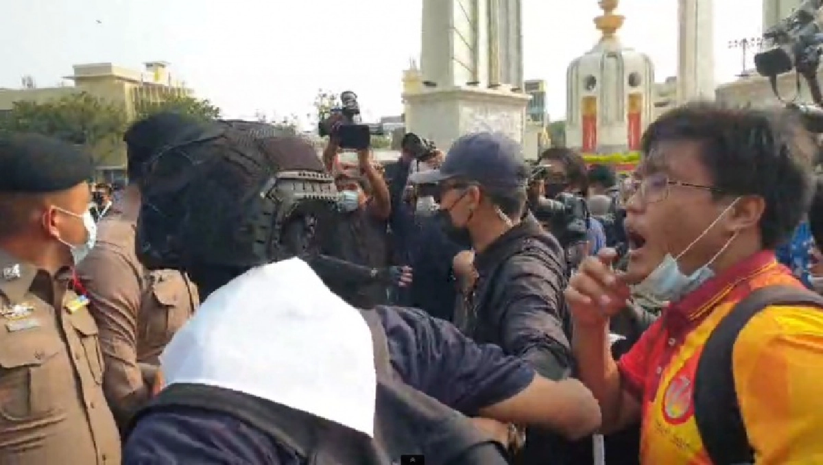 ตำรวจถูกโห่ไล่ เหตุไม่พอใจถูกขัดขวาง วางแผงลอย