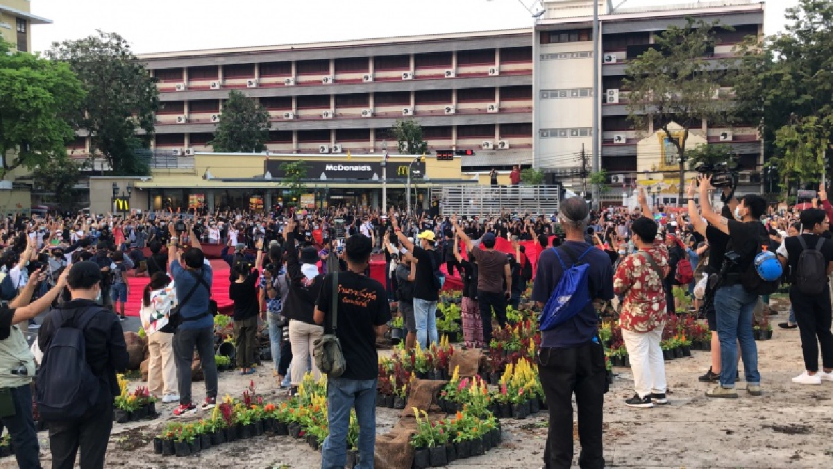คลุมผ้าแดง ฐานอนุสารีย์ประชาธิปไตย