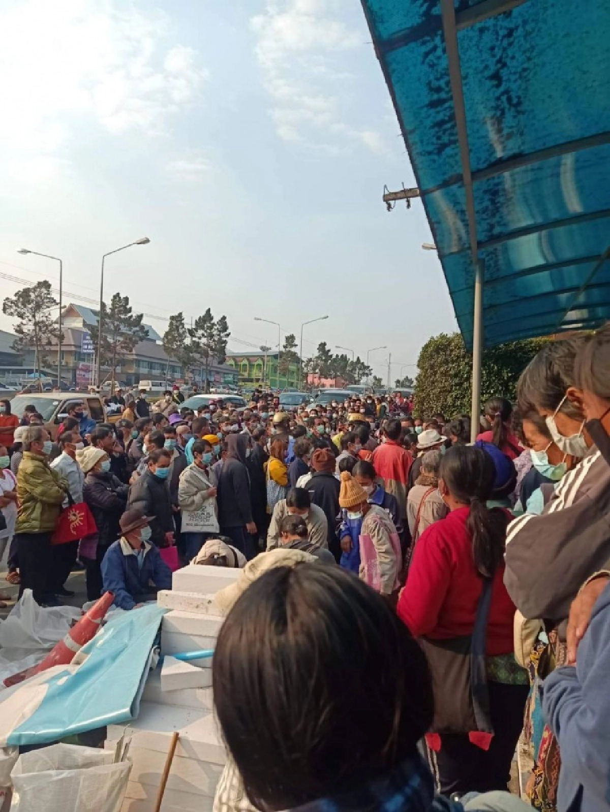 บรรยากาศ "กลุ่มไม่มีสมาร์ทโฟน" แห่ลงทะเบียน"เราชนะ"ที่กรุงไทย จังหวัดน่าน จนล้นออกมานอกถนน 