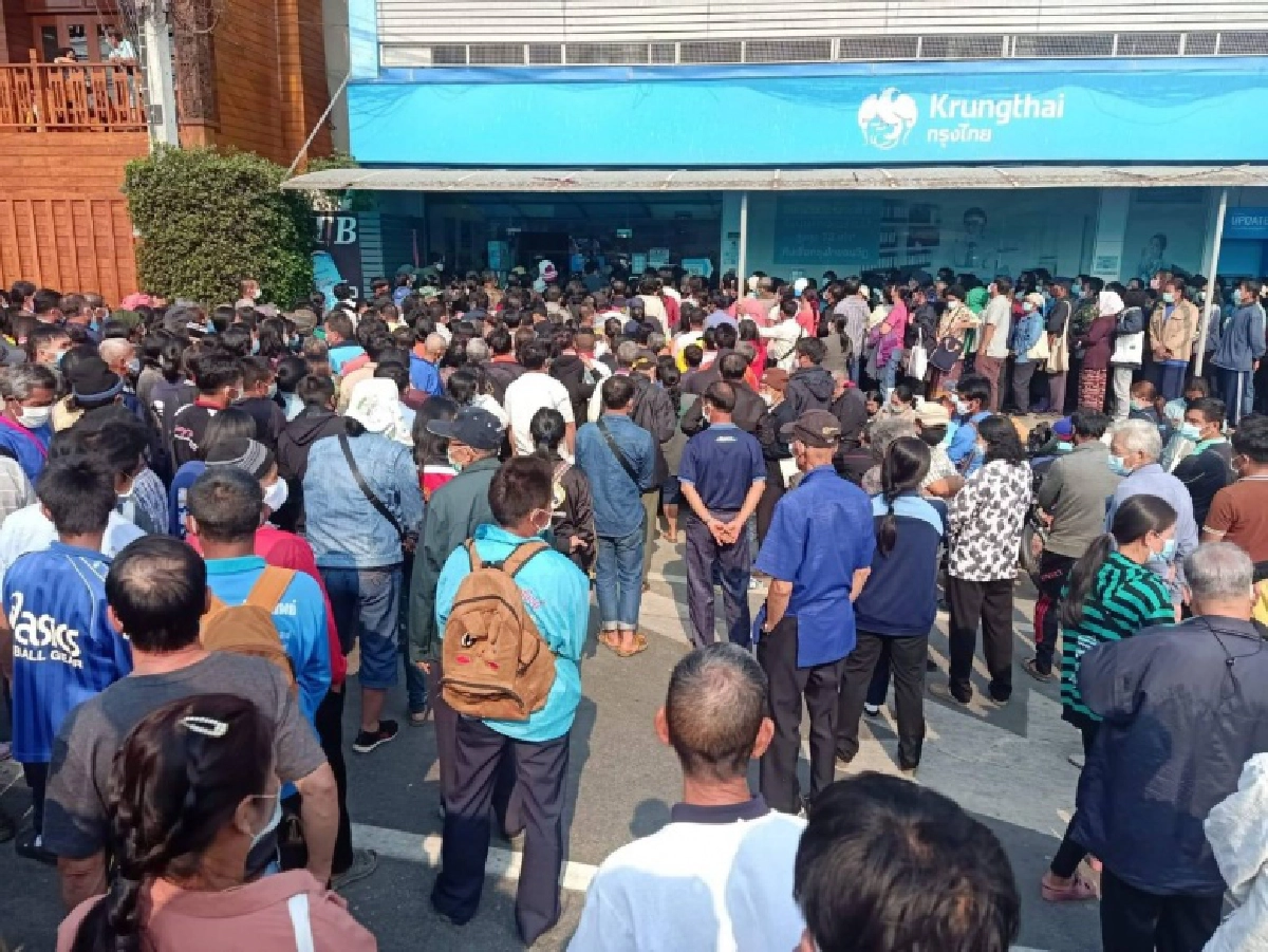บรรยากาศ "กลุ่มไม่มีสมาร์ทโฟน" แห่ลงทะเบียน"เราชนะ"ที่กรุงไทย จังหวัดน่าน จนล้นออกมานอกถนน 