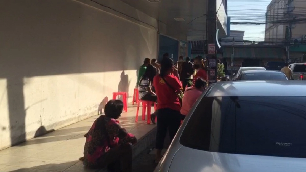 แห่ลงทะเบียน "เราชนะ" ผู้ที่ไม่มีสมาร์ทโฟนวันแรกคึกคัก