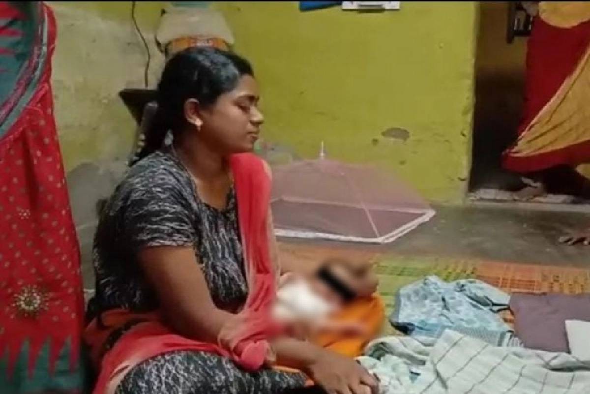 พ่อแม่อินเดียตะลึง ลิงแงะกระเบื้องหลังคาบุกขโมยลูกแฝดอายุ 8 วัน รอดแค่คนเดียว