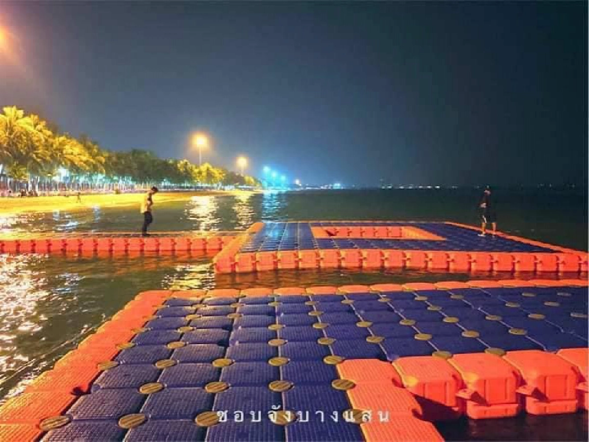 "นายกตุ้ย"ติดทุ่นลอยน้ำ ชายหาดบางแสน นทท.เดินลุยใกล้ชิดทะเลแบบฟินๆ