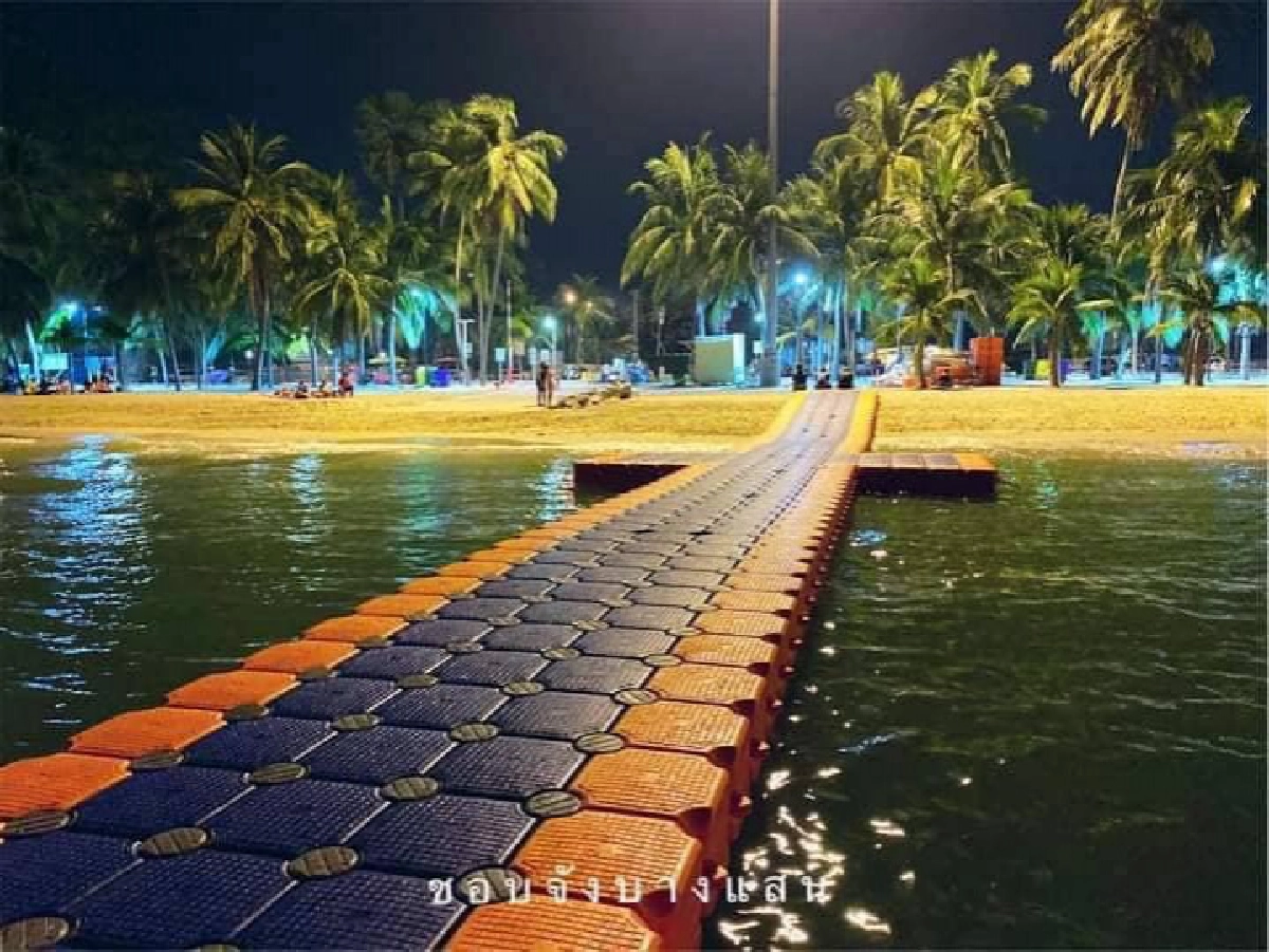 "นายกตุ้ย"ติดทุ่นลอยน้ำ ชายหาดบางแสน นทท.เดินลุยใกล้ชิดทะเลแบบฟินๆ