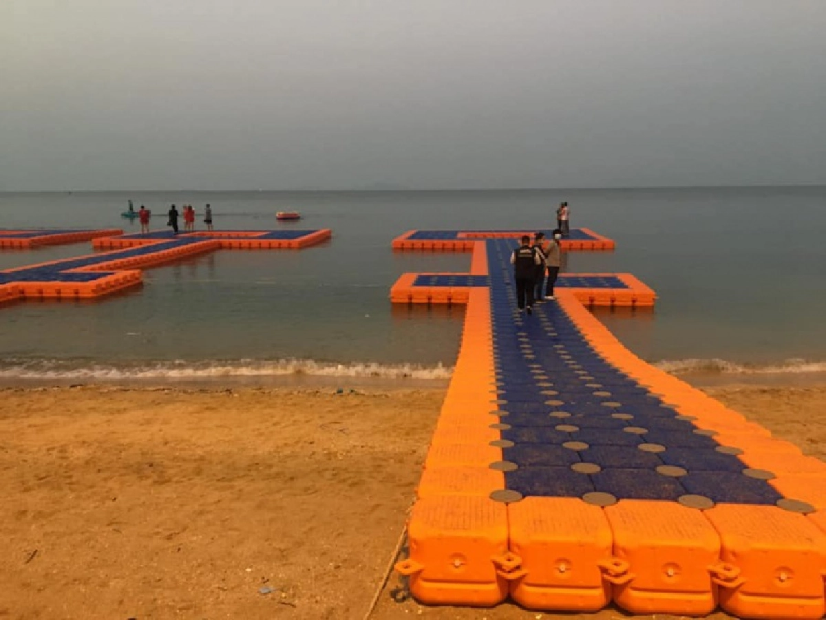 "นายกตุ้ย"ติดทุ่นลอยน้ำ ชายหาดบางแสน นทท.เดินลุยใกล้ชิดทะเลแบบฟินๆ