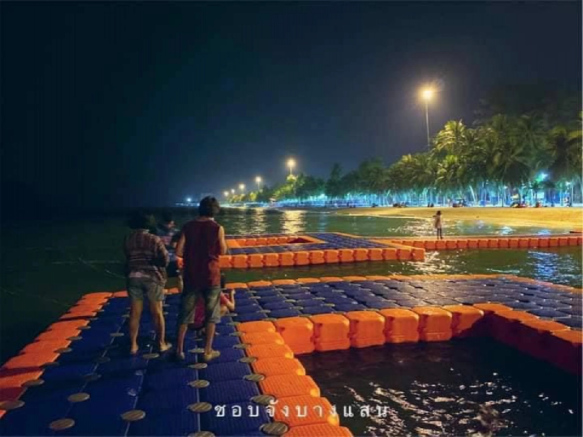 "นายกตุ้ย"ติดทุ่นลอยน้ำ ชายหาดบางแสน นทท.เดินลุยใกล้ชิดทะเลแบบฟินๆ