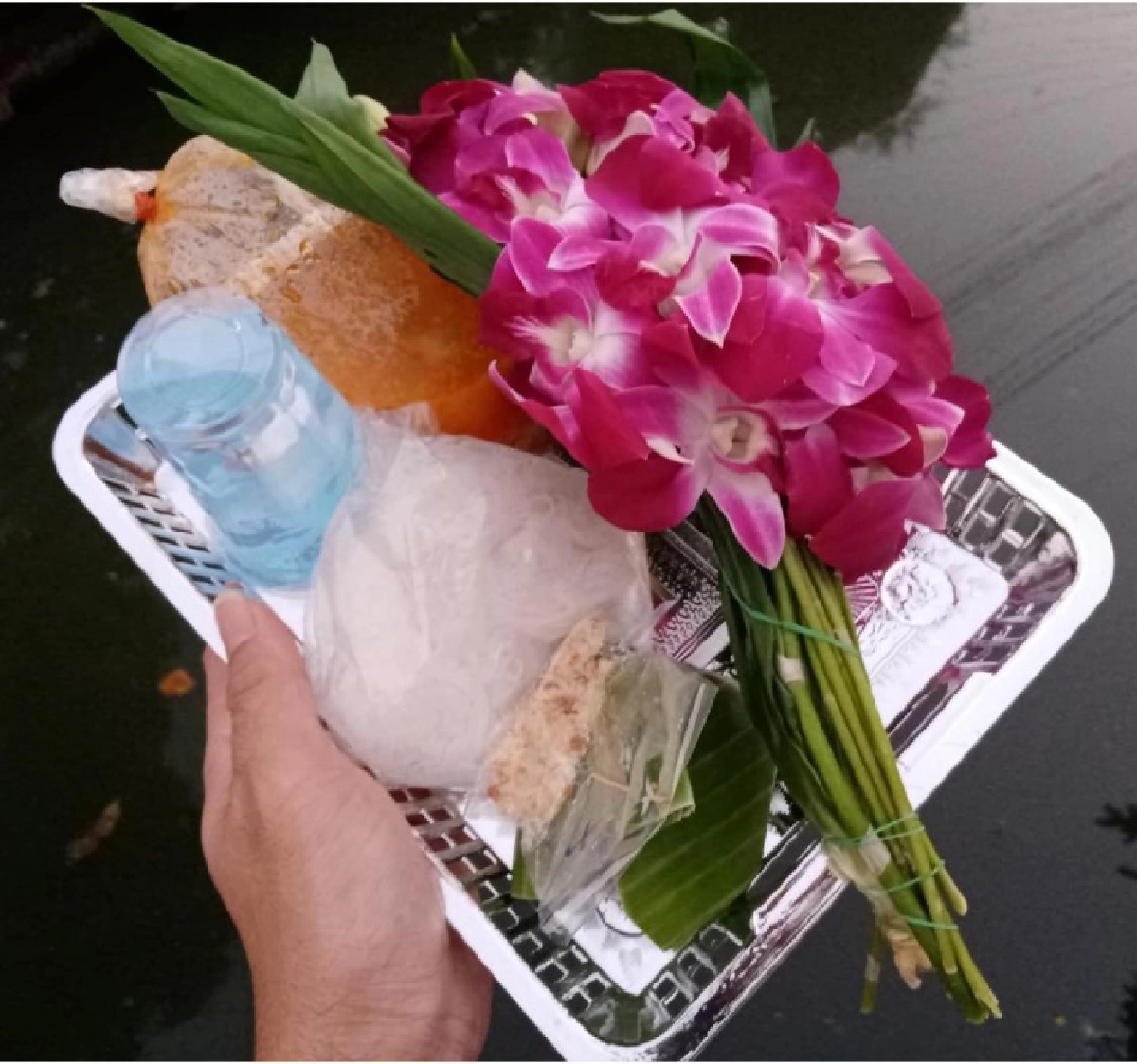 บอกมาเดี๋ยวจัดให้ ร้านสังฆภัณฑ์ปิ๊งไอเดีย รับจ้างตักบาตร สำหรับคนตื่นเช้าไม่ไหว 