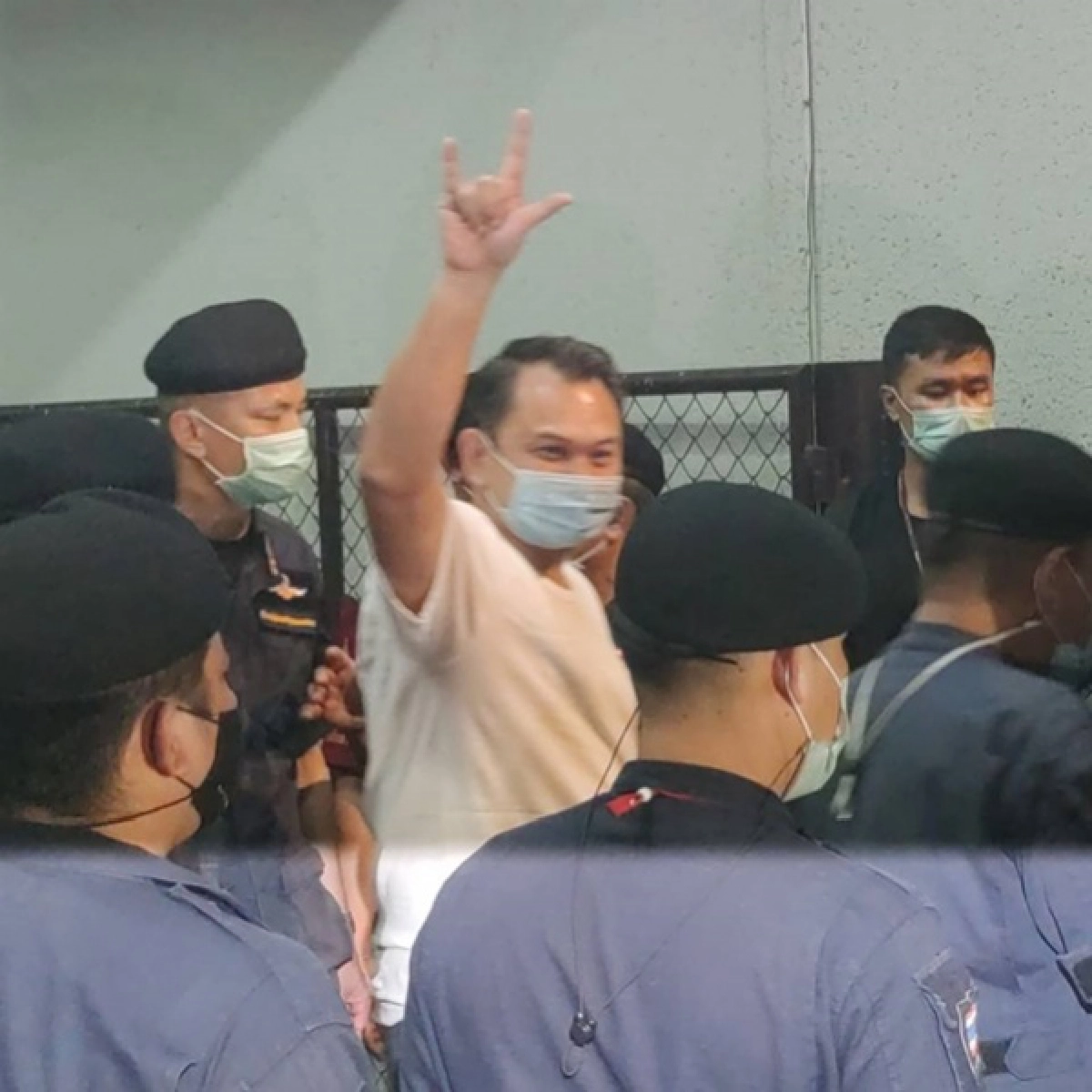 'สุเทพ' แกนนำกปปส นำทีม 3 รมต. นอนคุก รอลุ้นประกันศาลอุทธรณ์ 