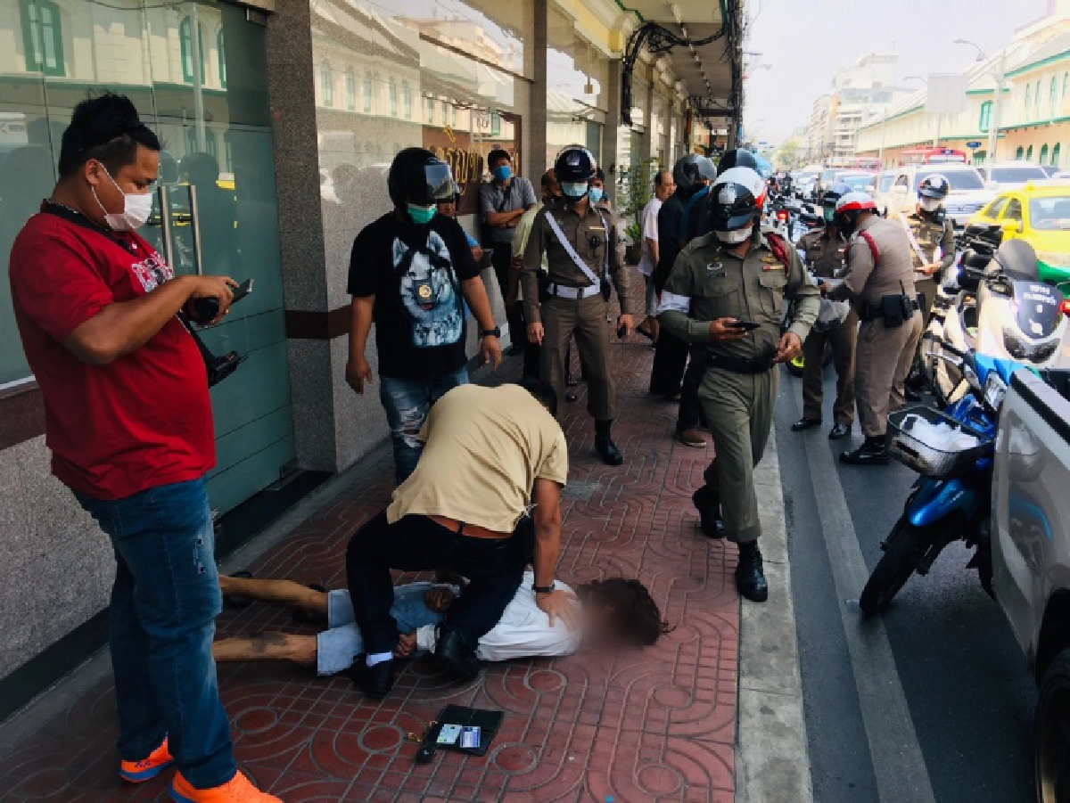 สยบแล้ว หนุ่มขับกระบะคลั่ง ถูกรวบพร้อม 'ปืน .38 - มีดพร้า'
