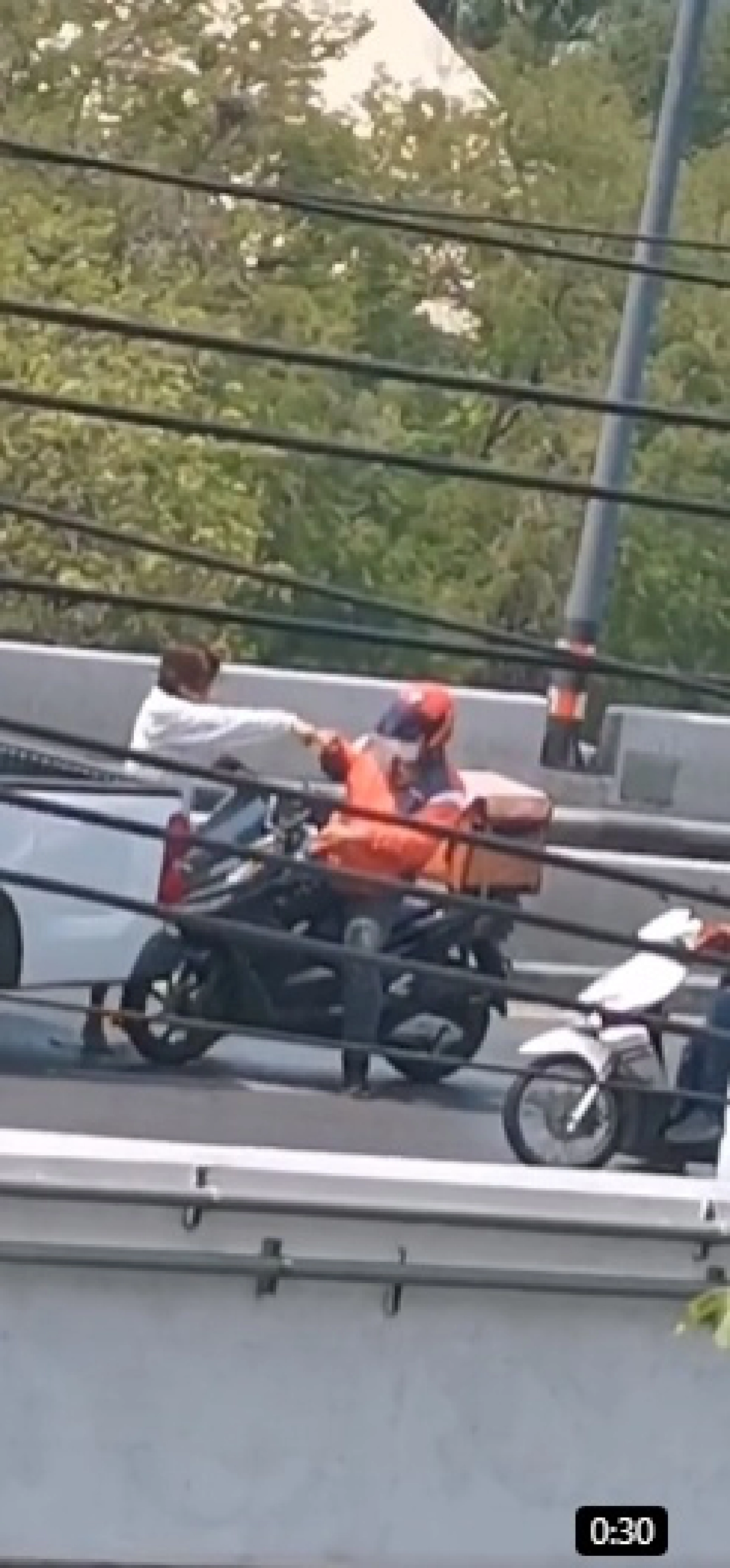 คนขับกระบะหัวร้อน ต่อยคนขับรถส่งของกลางถนนไม่ยั้ง ชาวเน็ตรุมสวดยับ 
