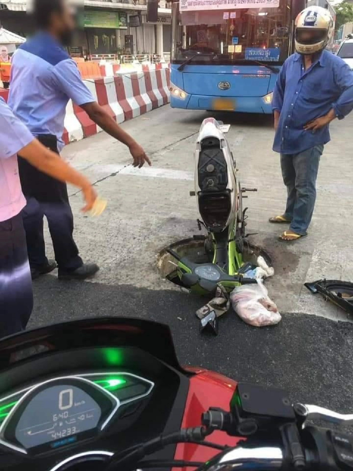 ฝาท่อระบายน้ำ เขตก่อสร้างรถไฟฟ้า รับน้ำหนักชำรุด