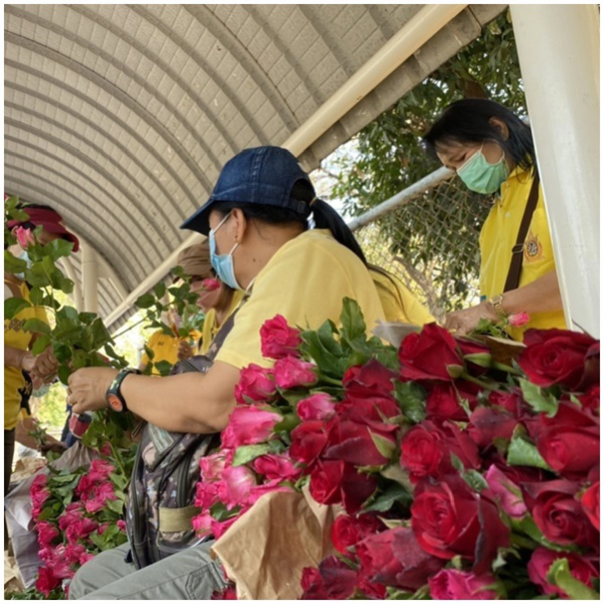 มวลชนรอให้กำลังใจ ปล่อยตัว 8 อดีตแกนนำกปปส.หน้าเรือนจำพิเศษกรุงเทพ