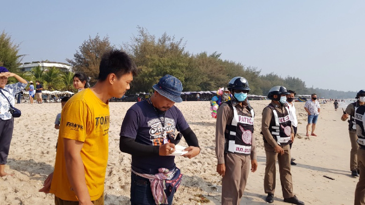 เพชรบุรี นทท.ลงเล่นน้ำทะเล ก่อนพบชิ้นส่วนมนุษย์คล้ายแขนลอยน้ำ