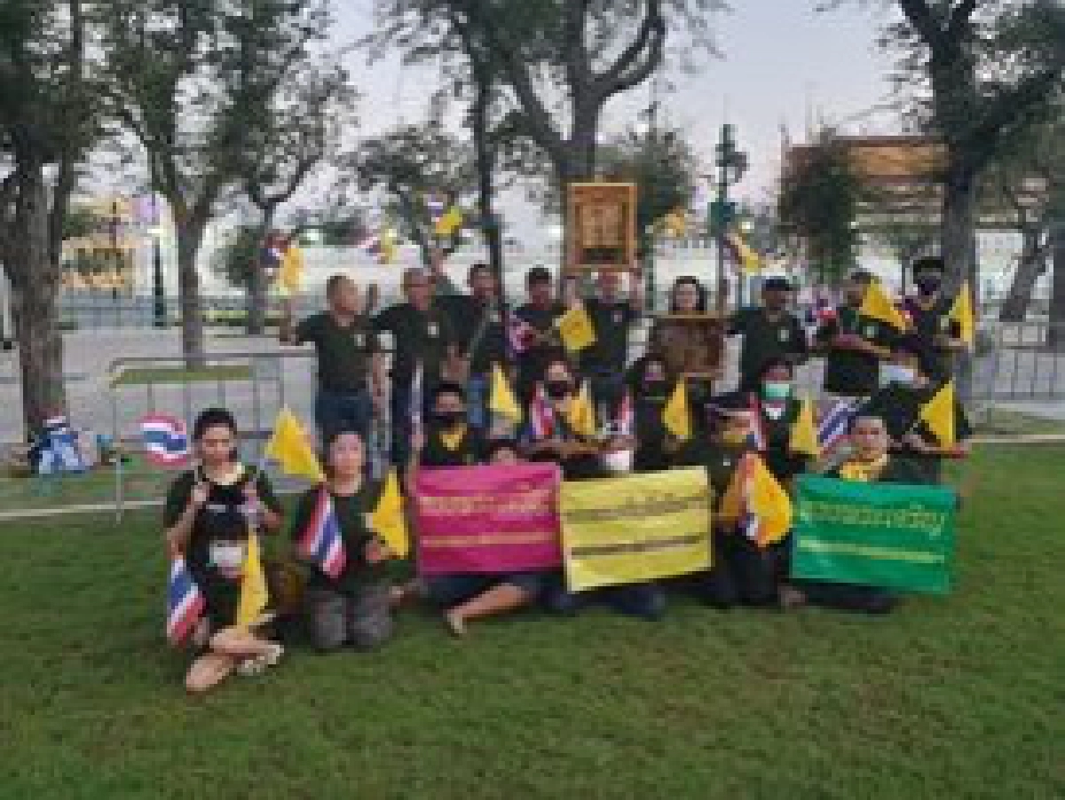 "กลุ่มนักรบอิสระ ปกป้องสถาบันฯ" ร่วมรับเสด็จฯ 'ในหลวง-พระราชินี'