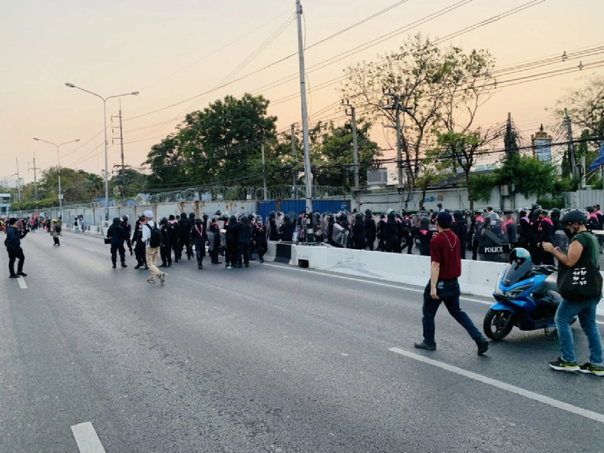 คลิป ผู้ชุมนุมถูกยิงกระสุนยาง ไม่ทราบฝ่ายใดยิง