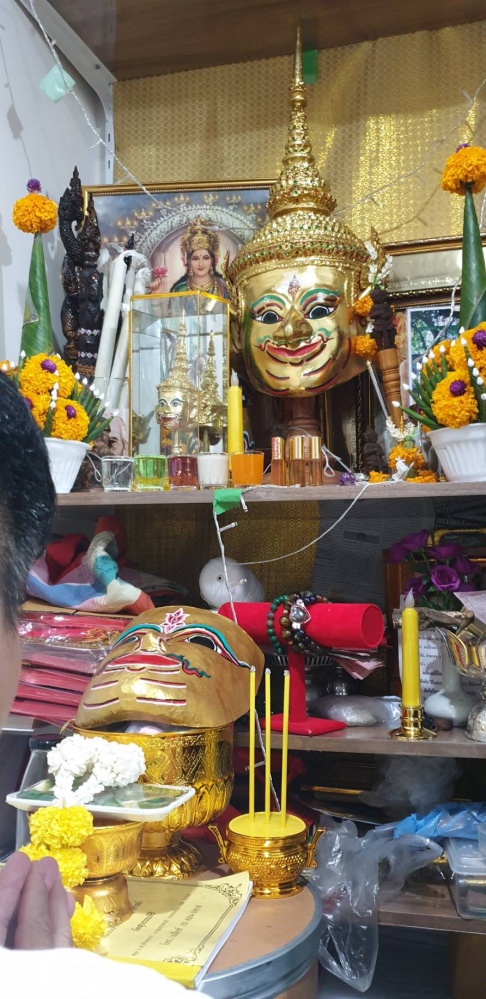 เปิดตำนาน สรรพวิชามหาเสน่ห์ "พระลักษณ์หน้าทอง"  