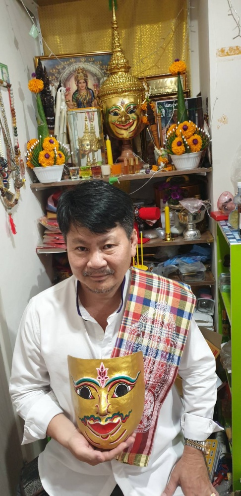 เปิดตำนาน สรรพวิชามหาเสน่ห์ "พระลักษณ์หน้าทอง"  