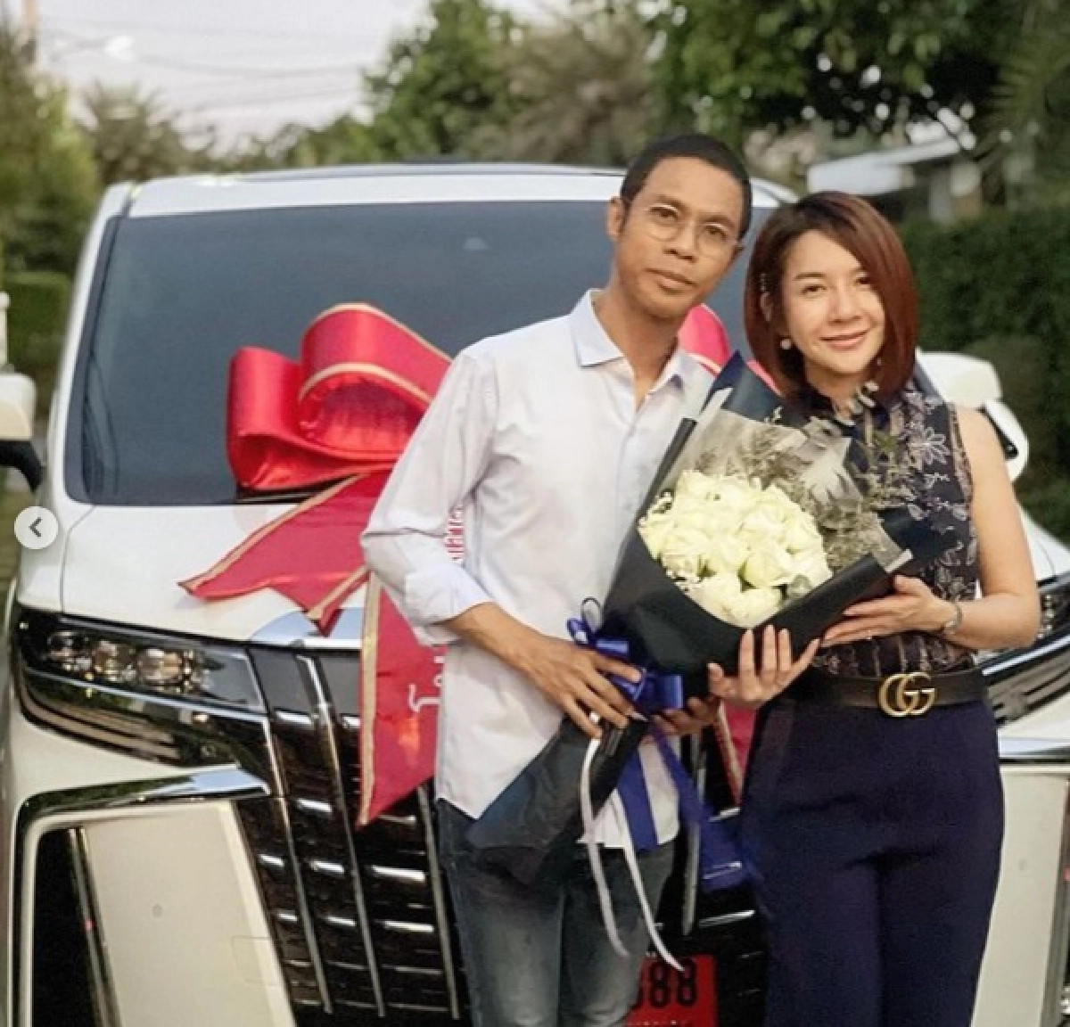 "หนึ่ง จักรวาล" ทุ่มสุดตัวควักเงินล้าน ซื้อรถหรูให้ภรรยา