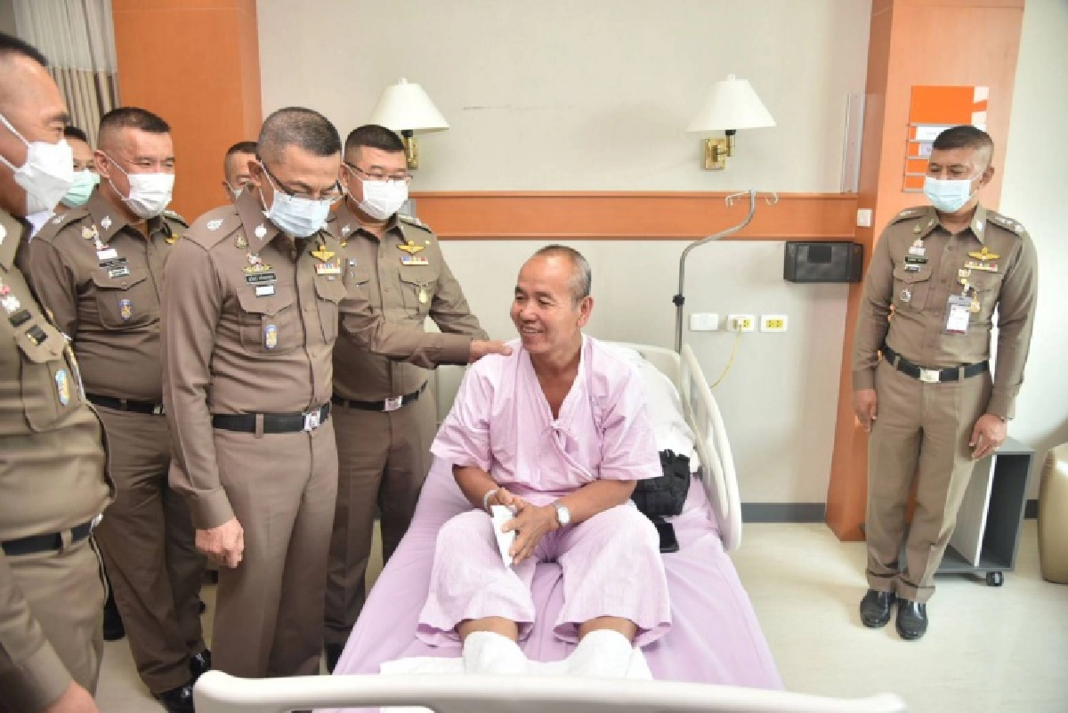 ผบ.ตร.เยี่ยมตำรวจบาดเจ็บ จากเหตุการณ์ ม็อบชิงตัวผู้ต้องหา