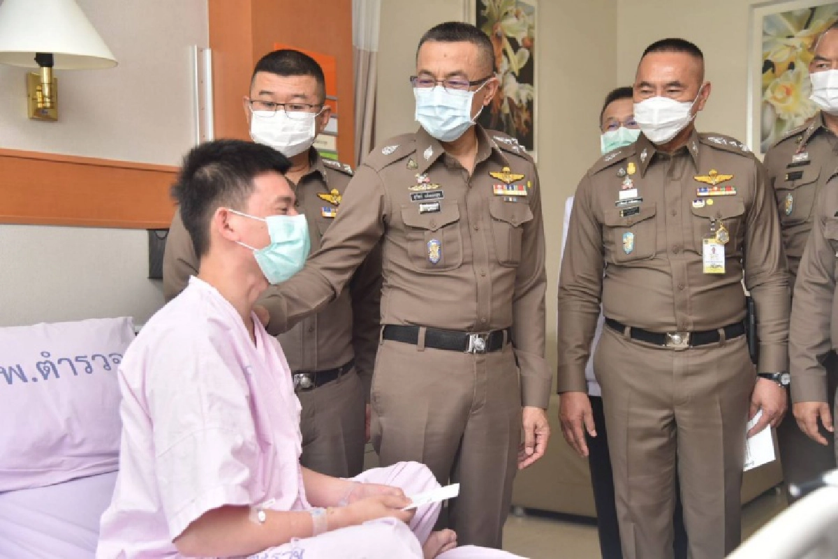 ผบ.ตร.เยี่ยมตำรวจบาดเจ็บ จากเหตุการณ์ ม็อบชิงตัวผู้ต้องหา
