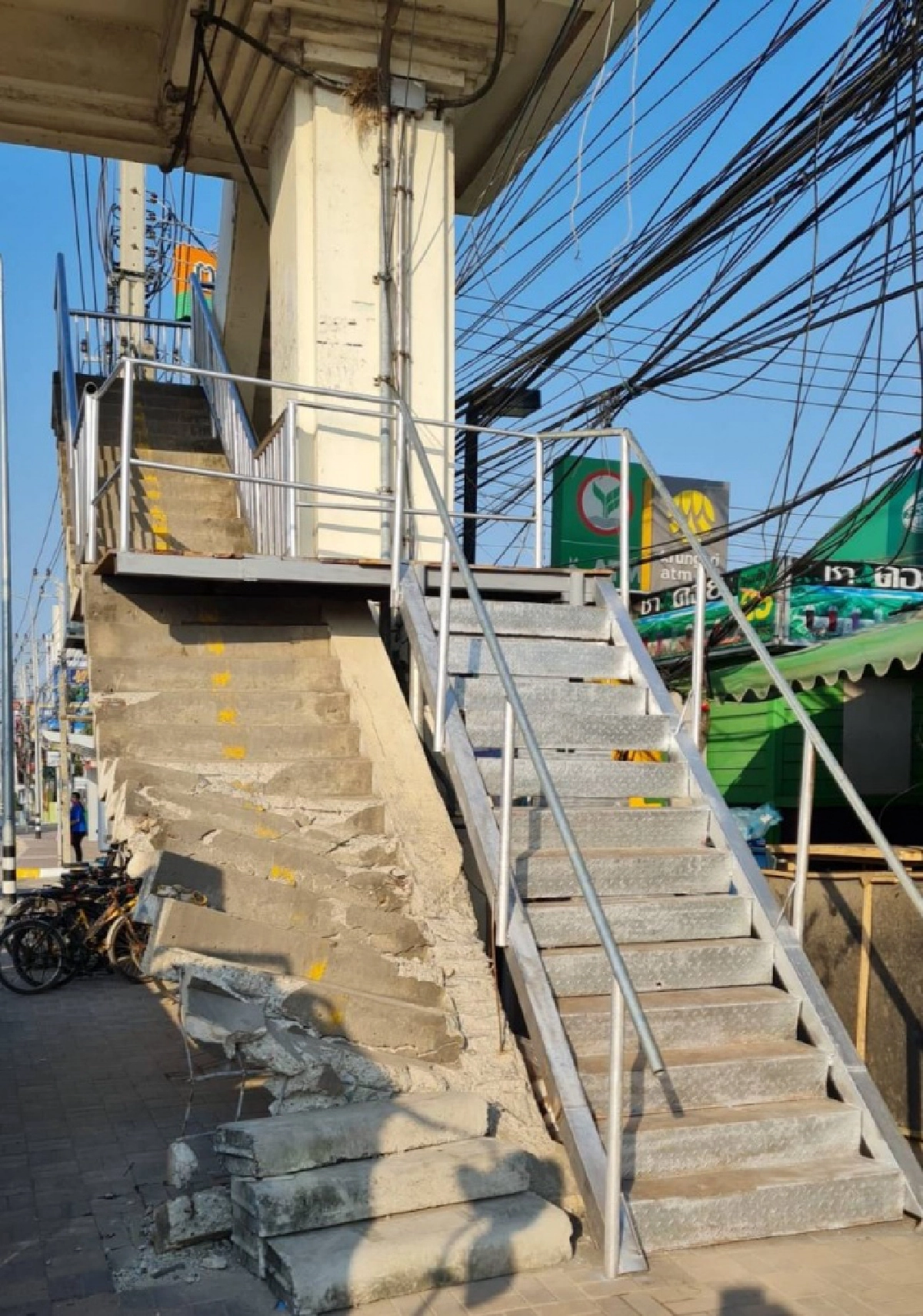 แจ่มว้าว ภาพล่าสุดบันไดสะพานลอยแสมดำหลังซ่อมเสร็จแล้ว