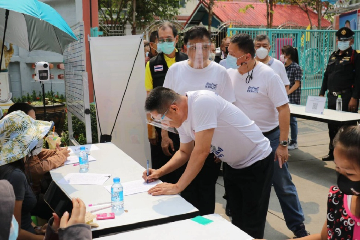 "พล.ต.อ.จักรทิพย์ ฯ"พร้อมคณะ ลงพื้นที่บางนาร่วมงาน"โครงการใจถึงใจ มอบถุงยังชีพ พร้อมชุดป้องกัน โควิด-19 ให้ปชช.ผู้สูงอายุ และผู้ป่วยติดเตียง" 